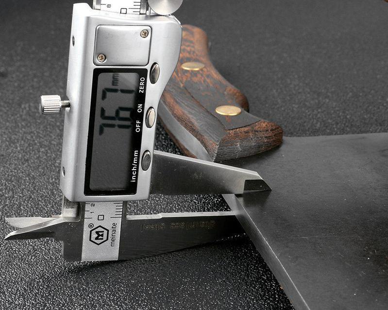 Faca de Metal Forjada à Mão